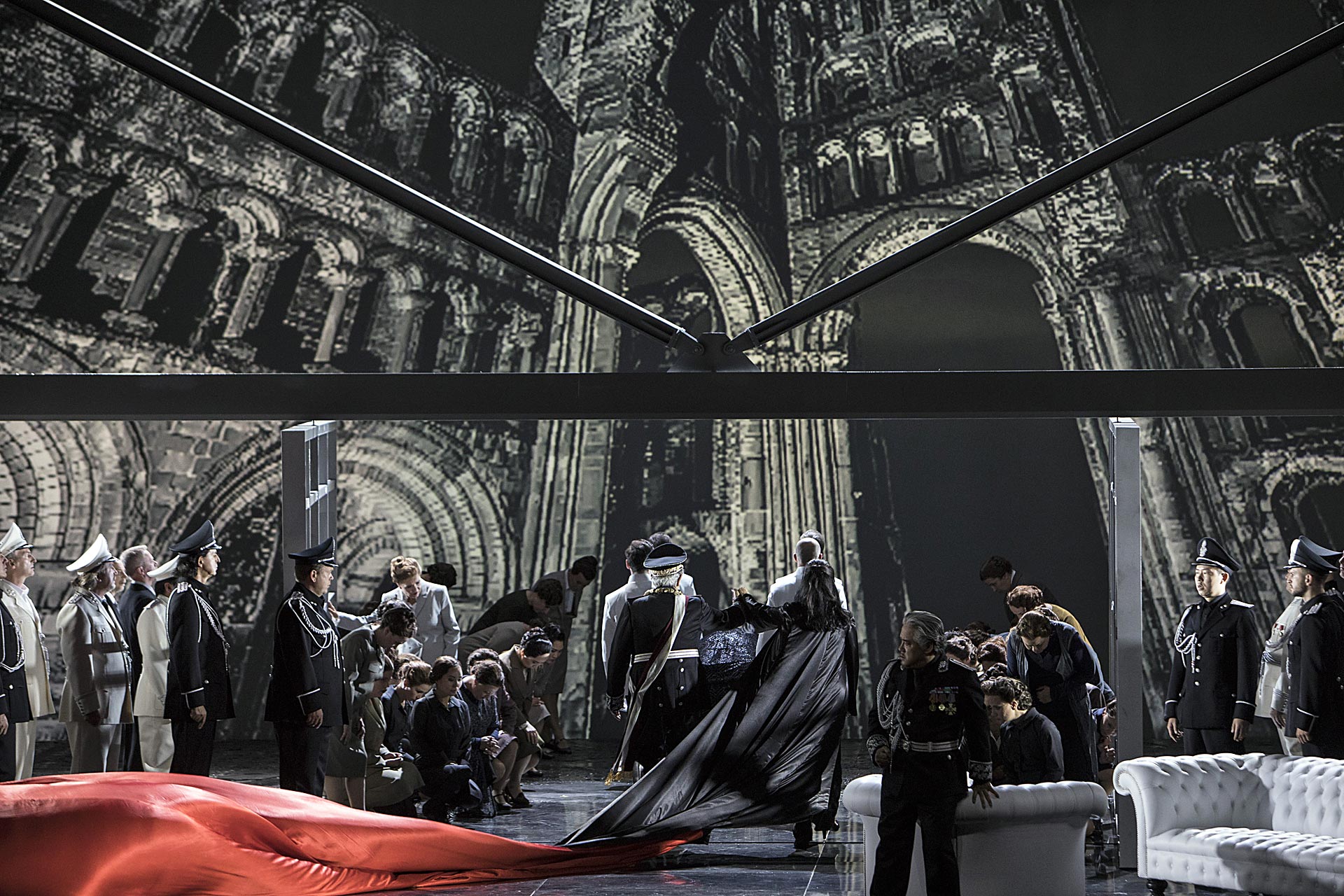 Plácido Domingo (Macbeth), Anna Netrebko (Lady Macbeth), Kwangchul Youn (Banquo), Ensemble | Foto © Bernd Uhlig | Macbeth 79