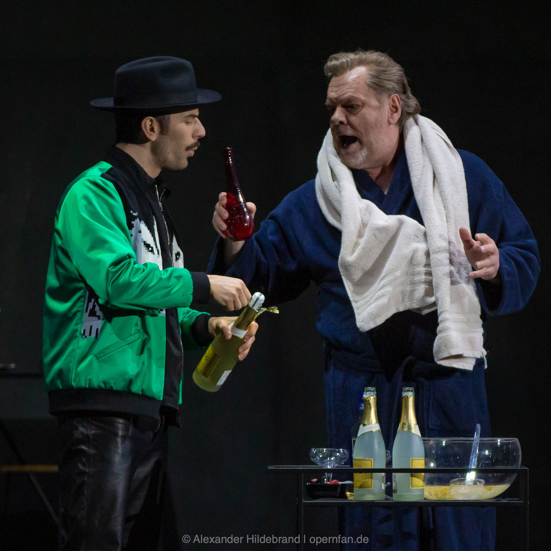 Bei Leporello (Riccardo Fassi) und Don Giovanni (Wolfgang Volle) ist auch gerne mal etwas zu viel Alkohol im Spiel. | Foto © Alexander Hildebrand | opernfan.de | IMG 5884